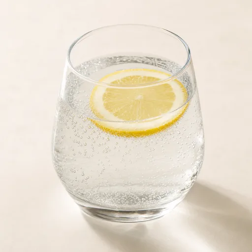 Agua con gas con rodaja de limón