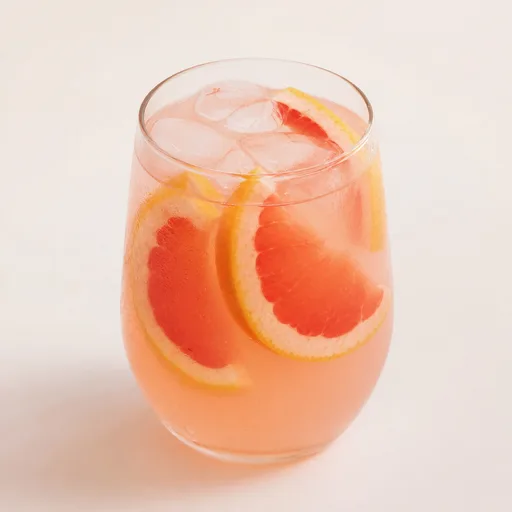 Agua con rodajas de pomelo