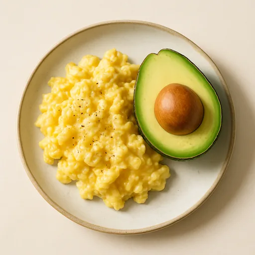 Huevos revueltos con aguacate